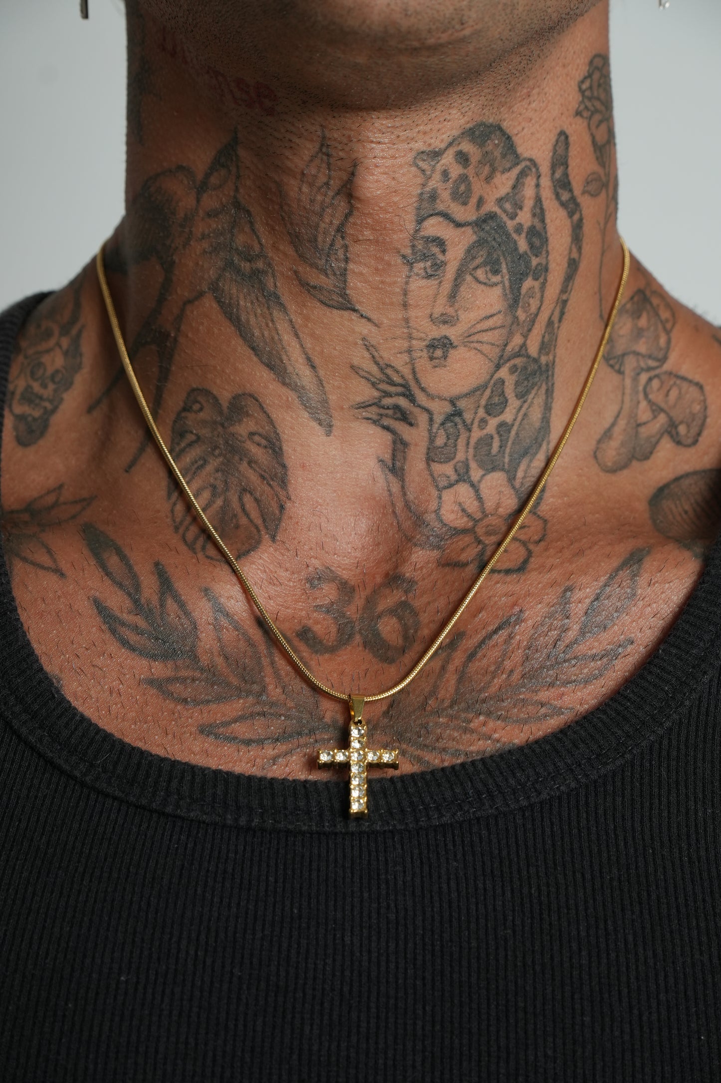 Colar Cruz Cravejada Dourada