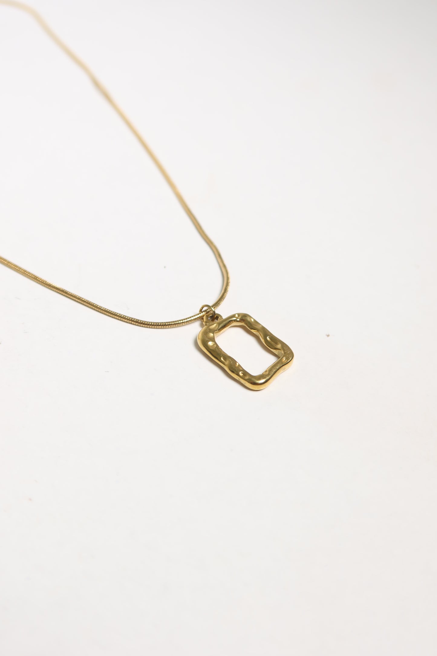 Colar Forms de Aço Inoxidável Dourado