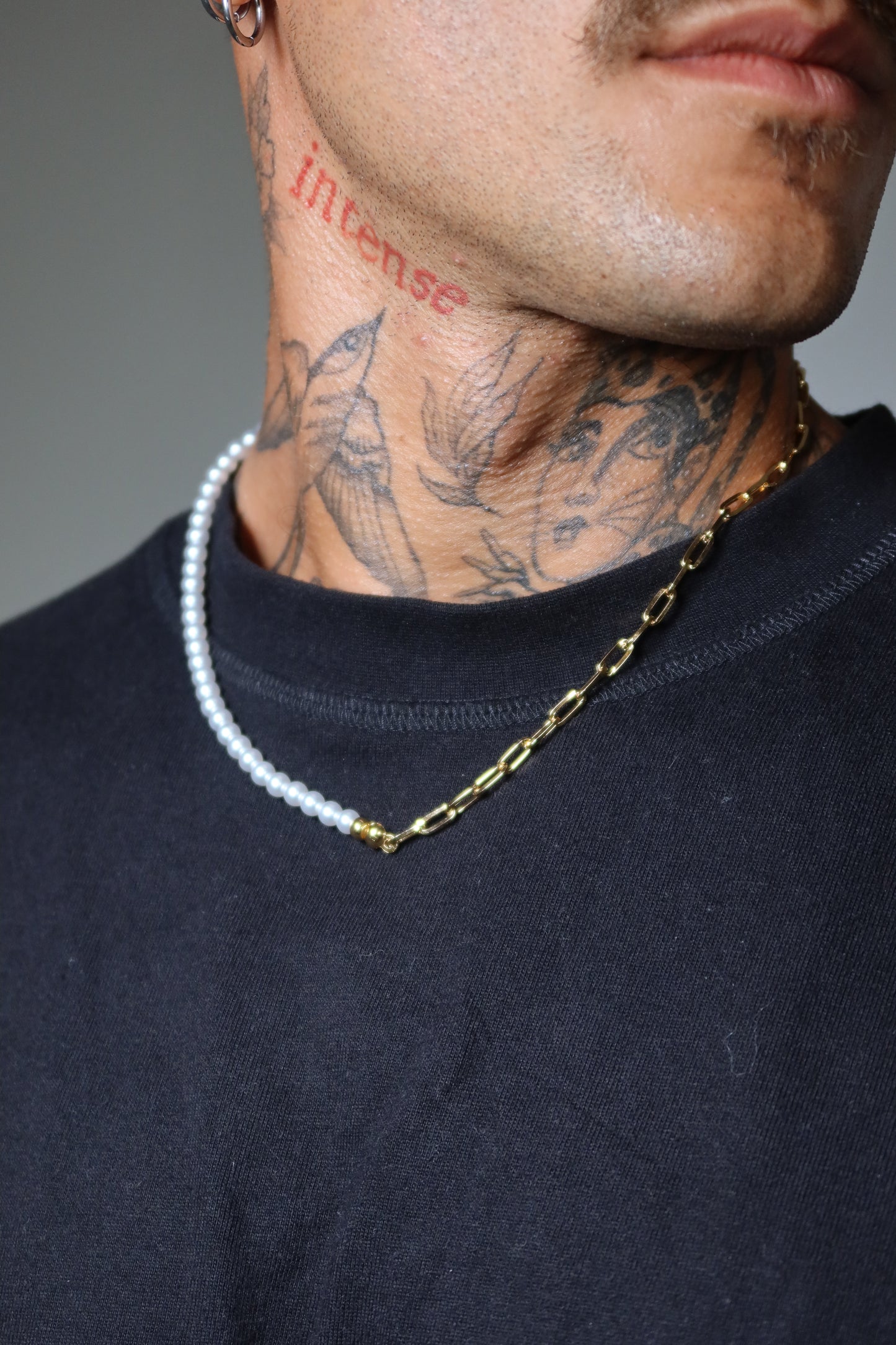 Colar Pearl de Aço e Pérolas Dourado